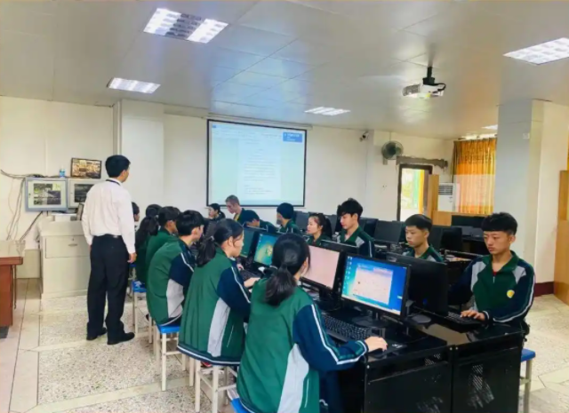 落實根底教育階段積極推進殘疾學生享有15年免費教育