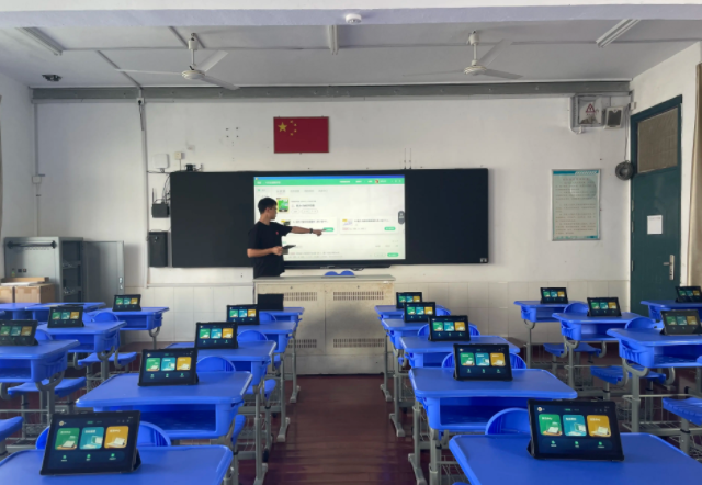 學(xué)生可動態(tài)復(fù)現(xiàn)真實場景實現(xiàn)物理環(huán)境與數(shù)字空間的虛實共生