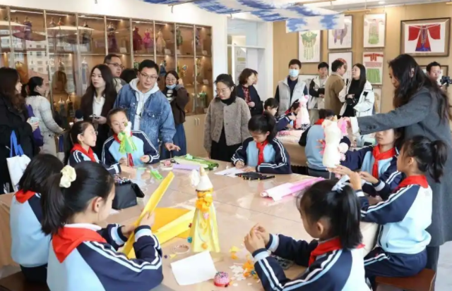 持續(xù)夯實(shí)校家社協(xié)同育人逐步構(gòu)建五維協(xié)同心育工作體系與三全