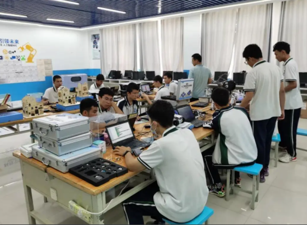 耐心交流解說科創(chuàng)教育對孩子歸納才能創(chuàng)新思維培養(yǎng)的重要性