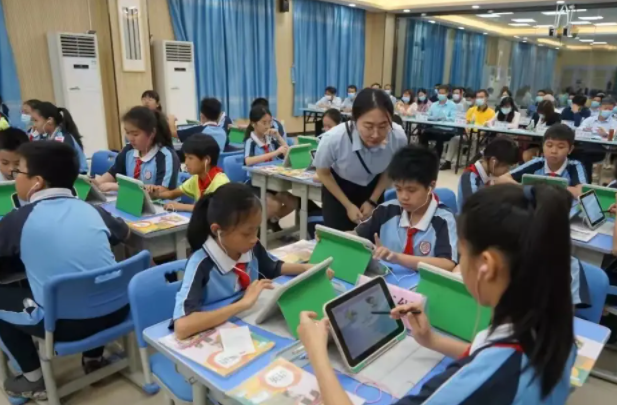 強化教育數字化基礎設施建造統籌推進才智學校全覆蓋工程