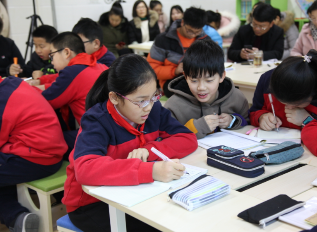 隨機聽取了語文數(shù)學等常態(tài)課具體教師教育方法和學生學習狀況