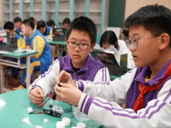 從增加一個學位到提高一堂課的質(zhì)量基礎(chǔ)教育正一步一個腳印