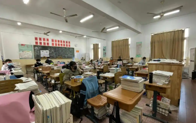 教師指導(dǎo)下推動主動發(fā)展在嚴(yán)謹(jǐn)學(xué)業(yè)質(zhì)量基礎(chǔ)上促進(jìn)多元進(jìn)步