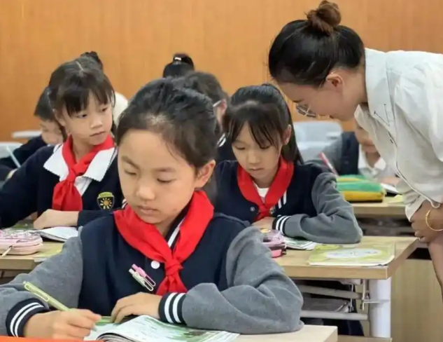 以教育教育思維研討中心為依托進(jìn)一步深化教育教育思維的研討