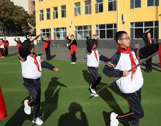 完善交通用餐寄宿資助等幫扶全面展開小班化教育變革 完善交通用餐寄宿資助等幫扶全面展開小班化教育變革