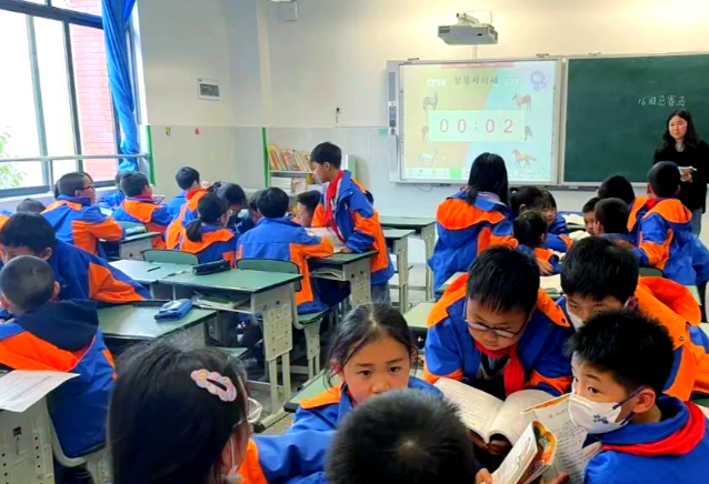 講堂不再枯燥乏味教師講課方法的改變變的生動有趣起來