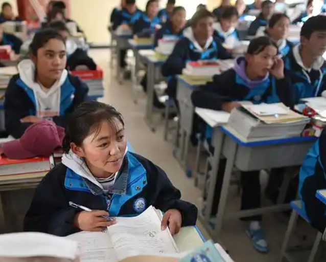 學(xué)子的身影正以理想為帆以知識(shí)為槳匯入奔涌的年代浪潮