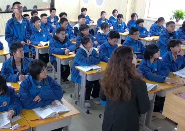 學(xué)子的身影正以理想為帆以知識(shí)為槳匯入奔涌的年代浪潮