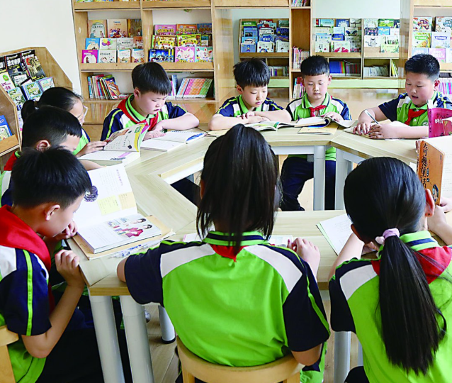 依托四維閱覽叢書構(gòu)建課程在課堂上小學(xué)以班級(jí)讀書會(huì)為載體