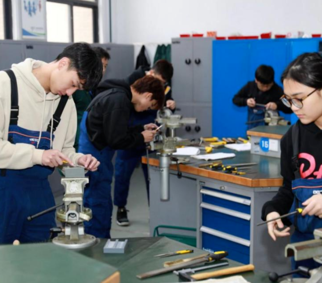 課程教育中設(shè)置企業(yè)實踐環(huán)節(jié)讓學(xué)生在實踐檢驗中增加板補短板